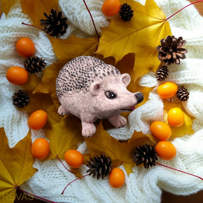 Svíčka JEŽEK, rozměr 14,5 x 7 cm