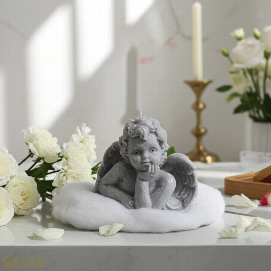 Svíčka Anděl, výška 8 cm, šířka 9,5 cm