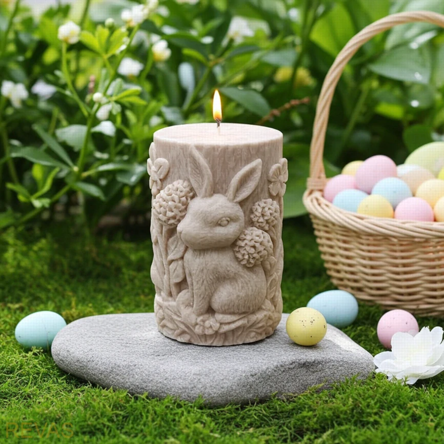 Svíčka válec s reliéfem zajíce na louce