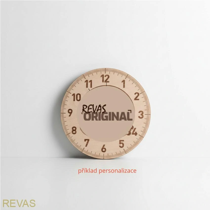 Dřevěné nástěnné hodiny s gravírováním dvou koňských hlav