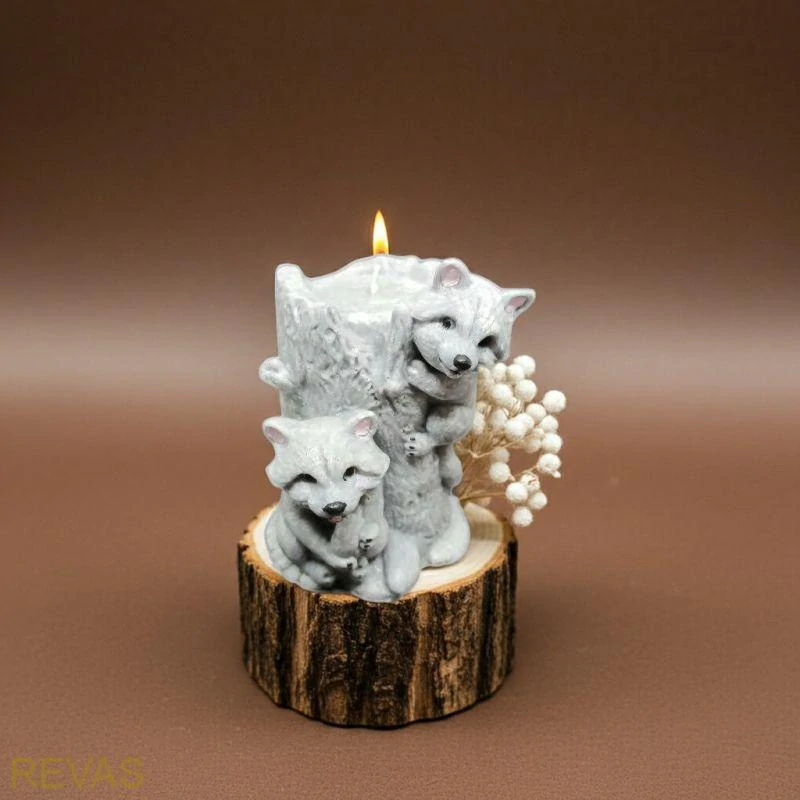 Svíčka Mýval a Mýval, výška 10 cm palmový vosk