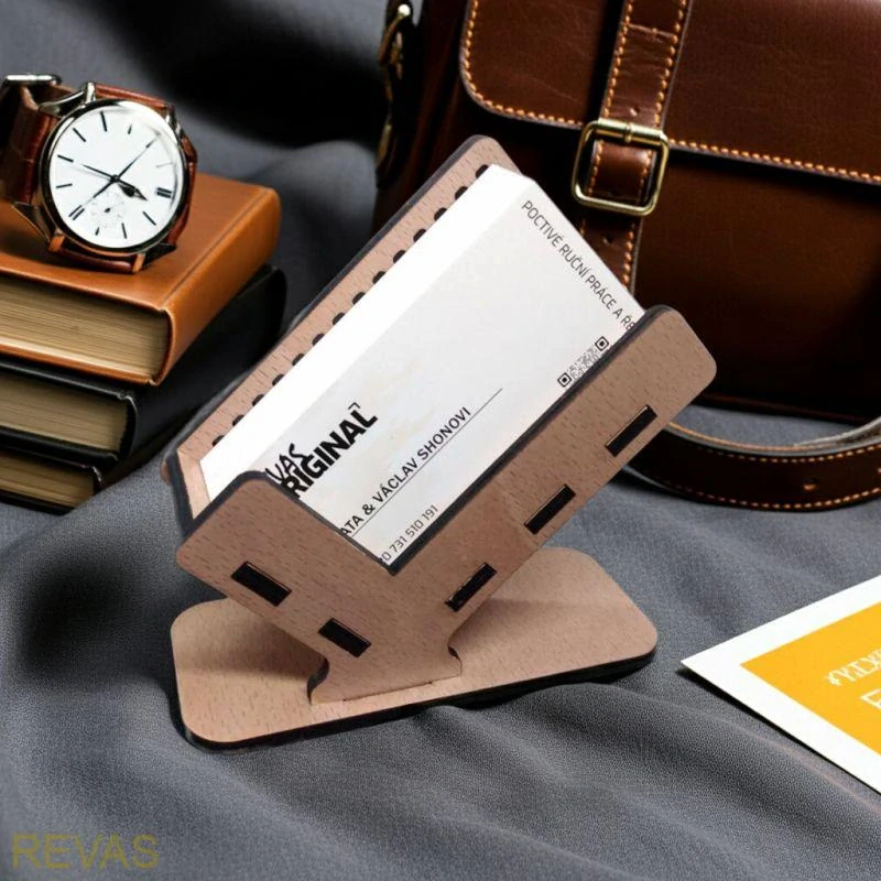 Dřevěný vizitkovník z bukové překližky – gravírovaný stojánek na vizitky