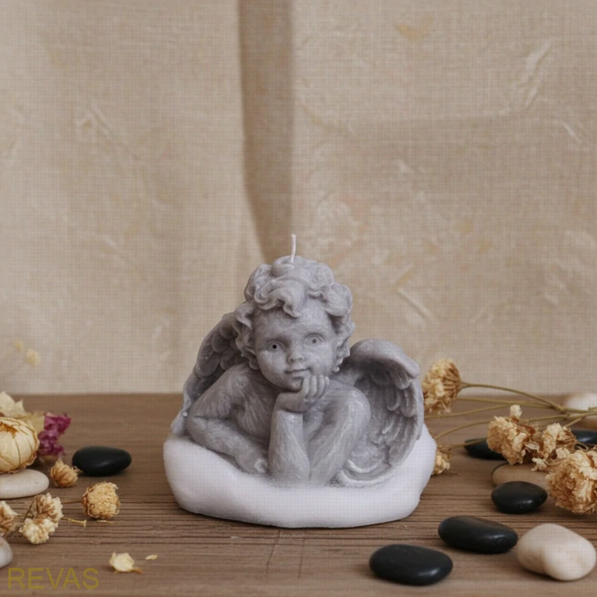 Svíčka Anděl, výška 8 cm, šířka 9,5 cm