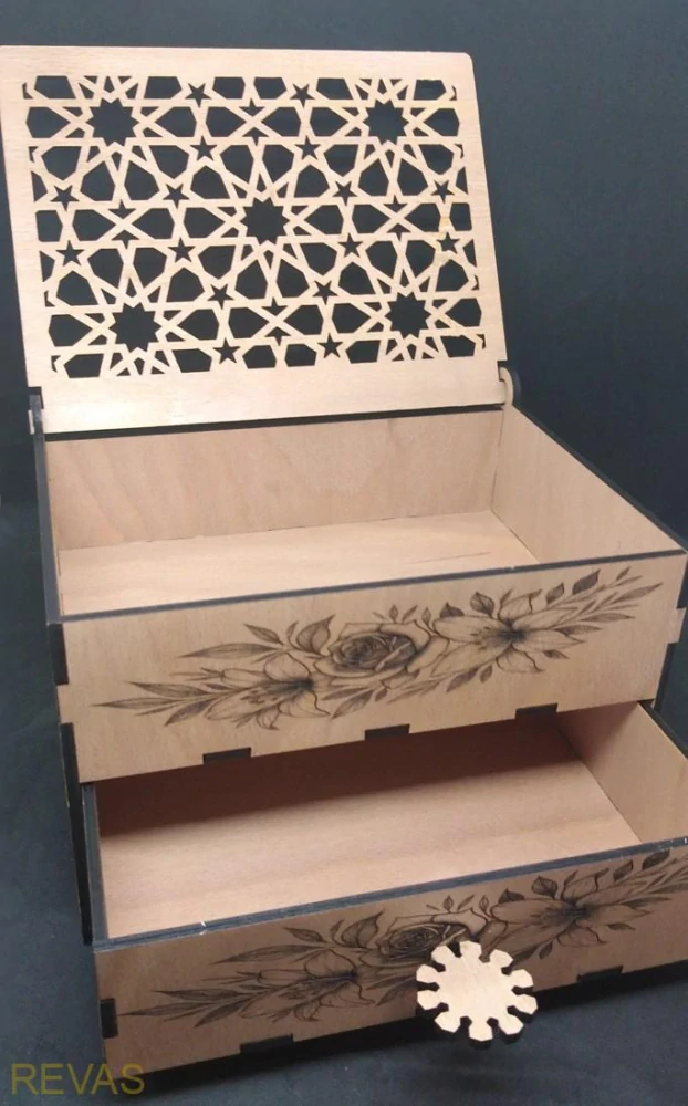 Ručně vyrobená dřevěná šperkovnice z bukové překližky s gravírováním