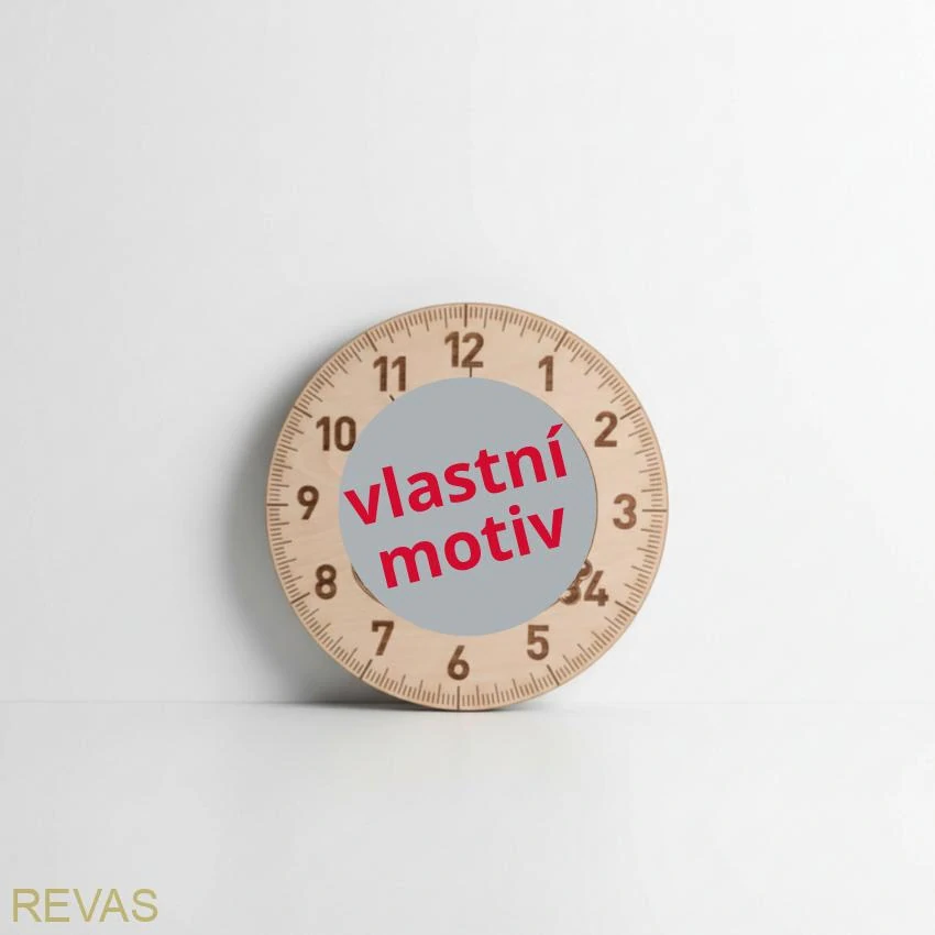 Dřevěné nástěnné hodiny s gravírováním dvou koňských hlav