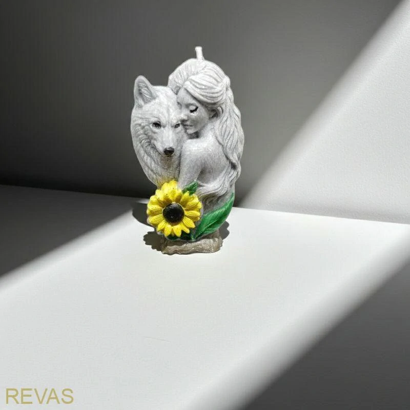 Svíčka Dívka s vlkem z palmového vosku