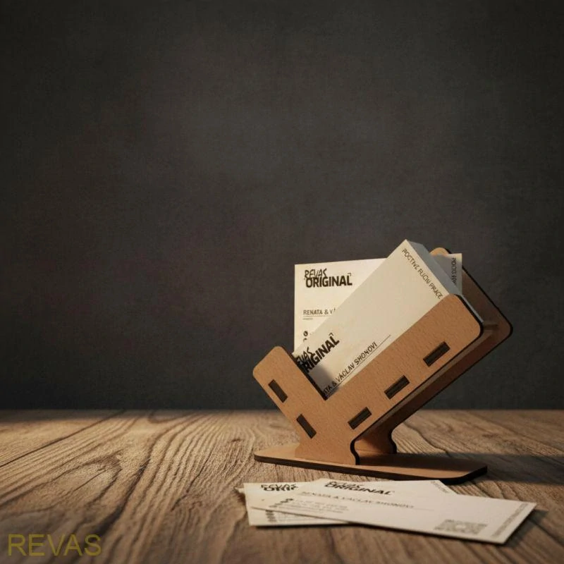 Dřevěný vizitkovník z bukové překližky – gravírovaný stojánek na vizitky