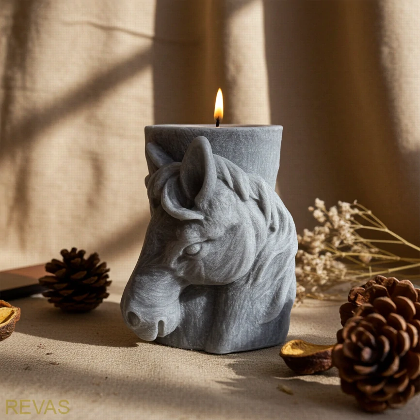 Svíčka KŮŇ, výška 10cm