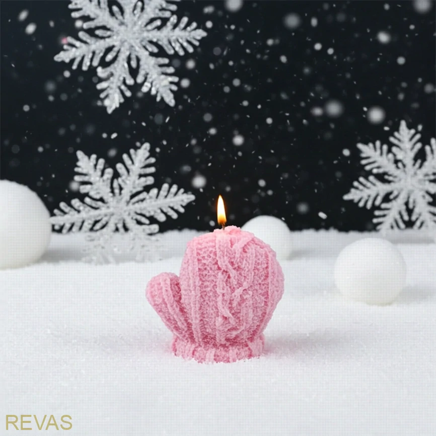 Svíčka z palmového vosku – pletená rukavice | Ručně vyrobená vánoční dekorace