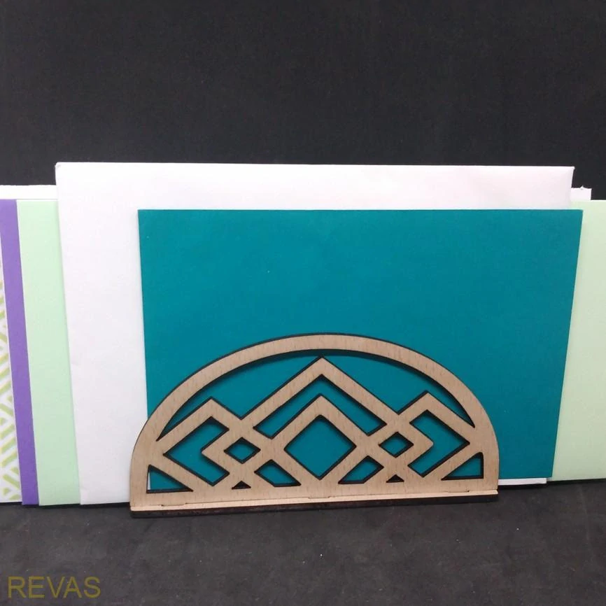 Gravírovaný dřevěný stojánek na ubrousky a dopisy – buková překližka 3 mm, ruční výroba