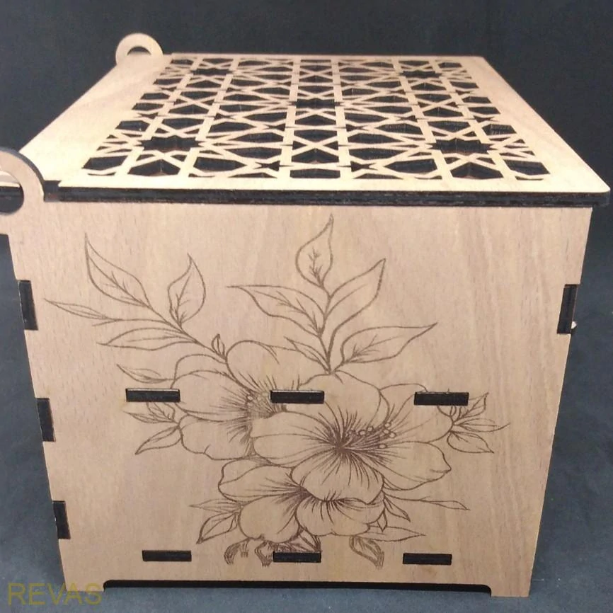 Ručně vyrobená dřevěná šperkovnice z bukové překližky s gravírováním