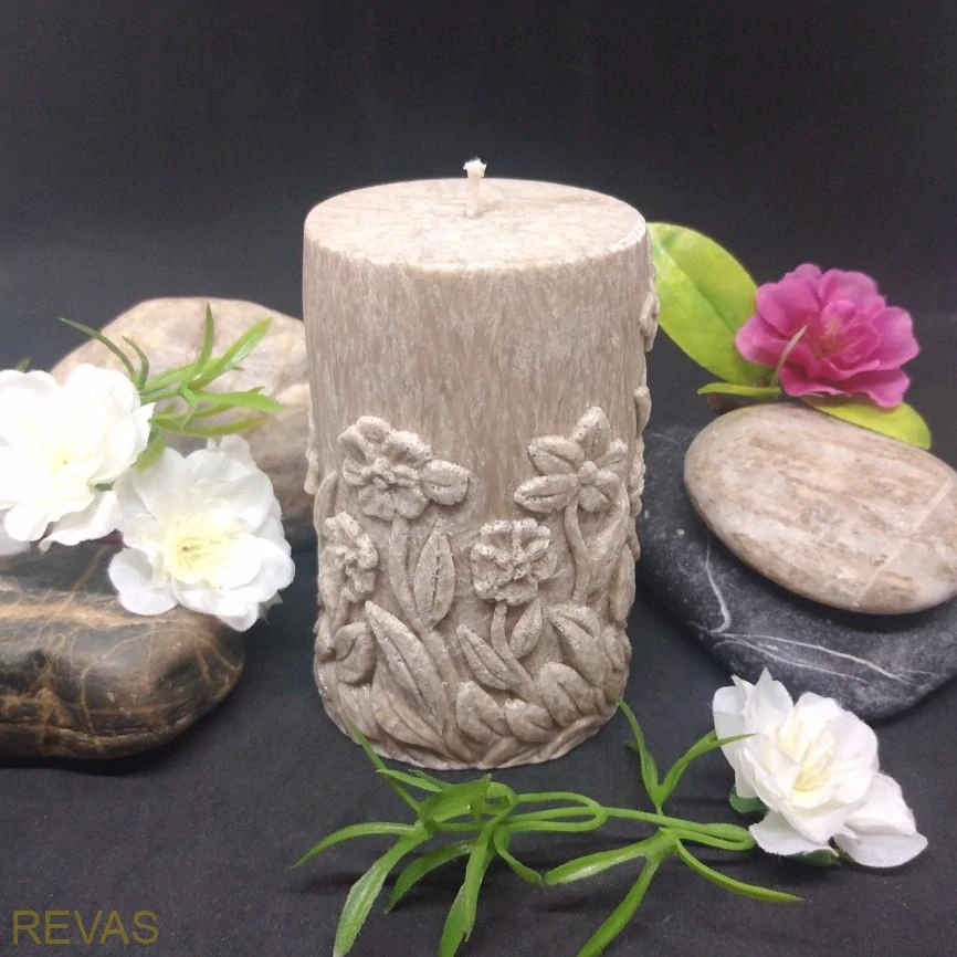 Svíčka válec s reliéfem zajíce na louce