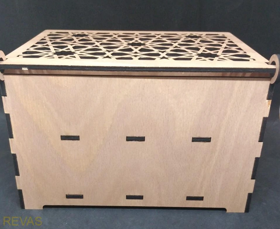 Ručně vyrobená dřevěná šperkovnice z bukové překližky s gravírováním