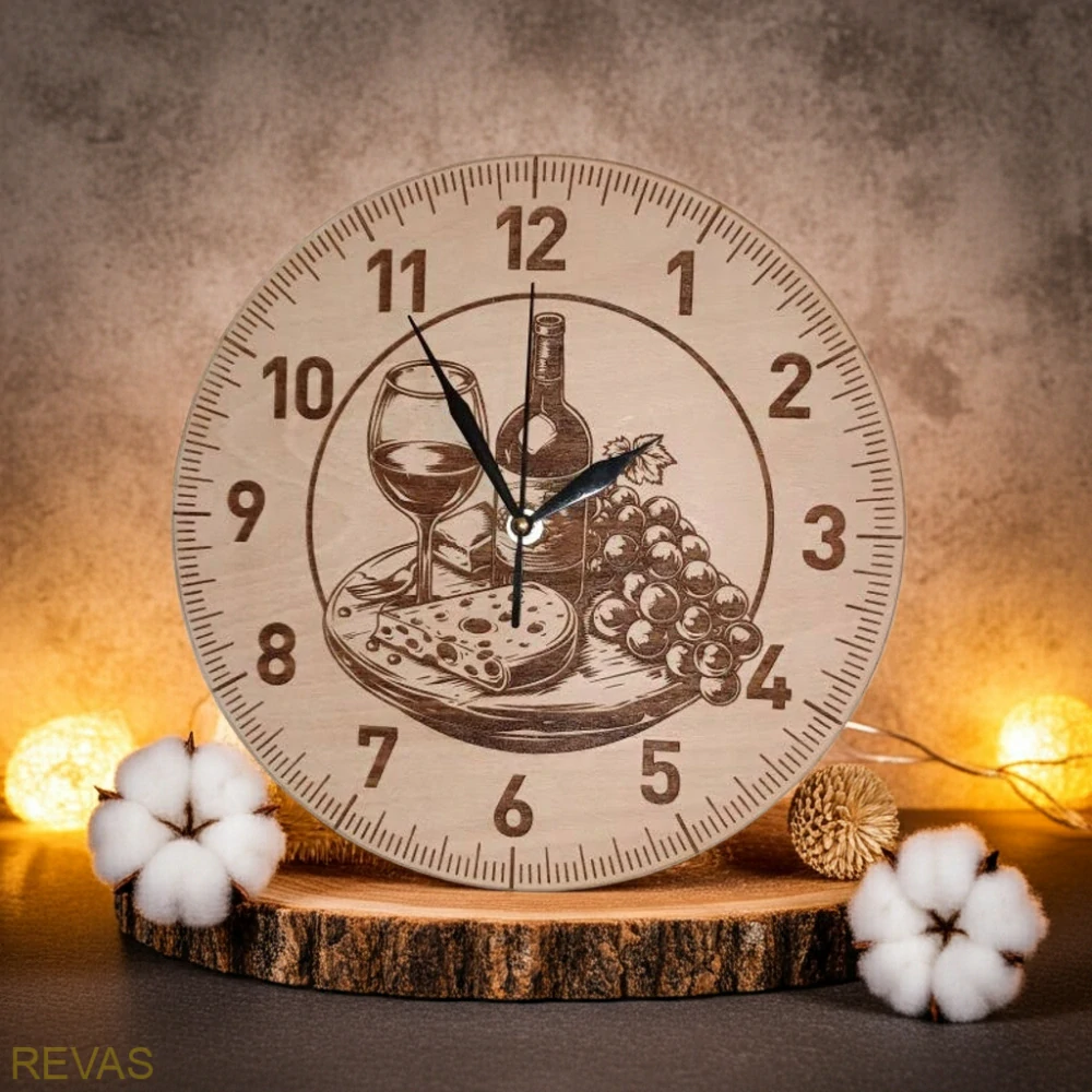 Dřevěné nástěnné hodiny s gravírováním dvou koňských hlav