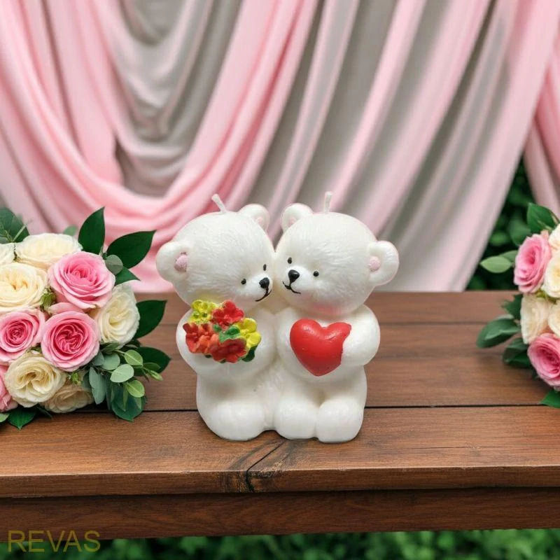 Svíčka zamilovaní medvídci, výška 8 cm