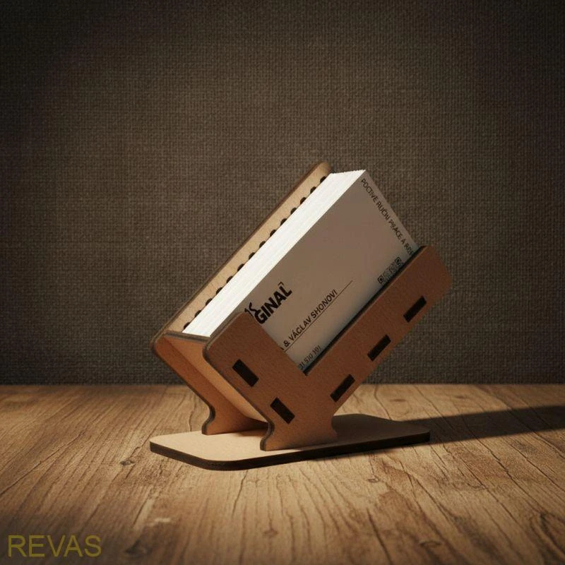 Dřevěný vizitkovník z bukové překližky – gravírovaný stojánek na vizitky