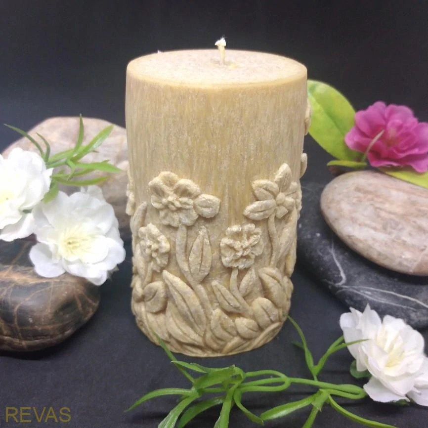 Svíčka válec s reliéfem zajíce na louce