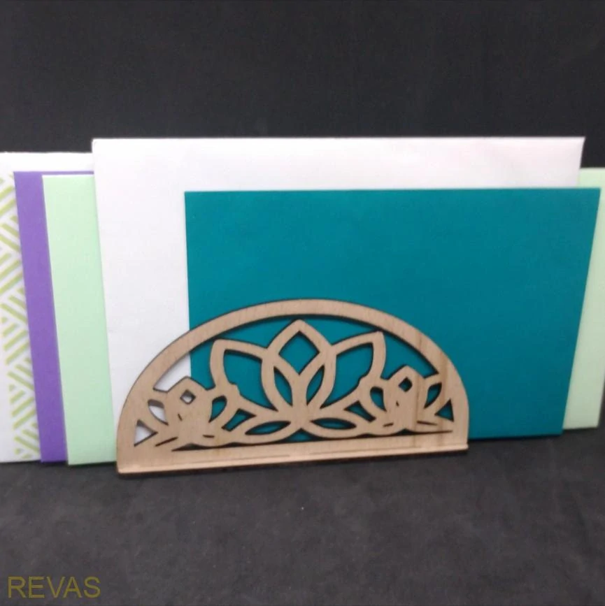 Gravírovaný dřevěný stojánek na ubrousky a dopisy – buková překližka 3 mm, ruční výroba