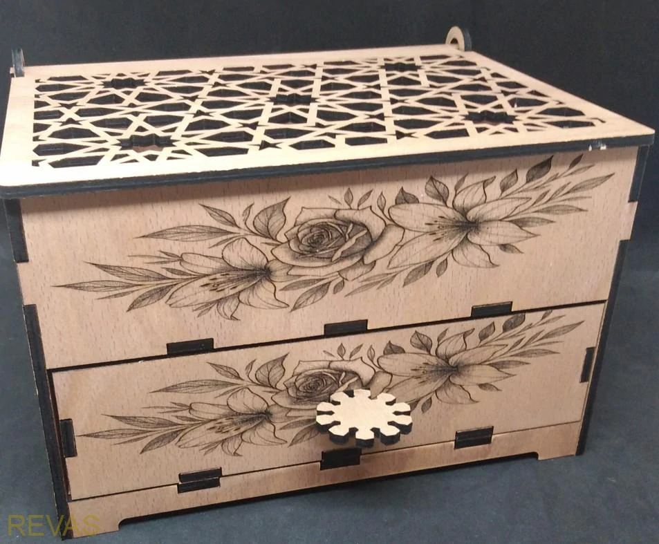 Ručně vyrobená dřevěná šperkovnice z bukové překližky s gravírováním