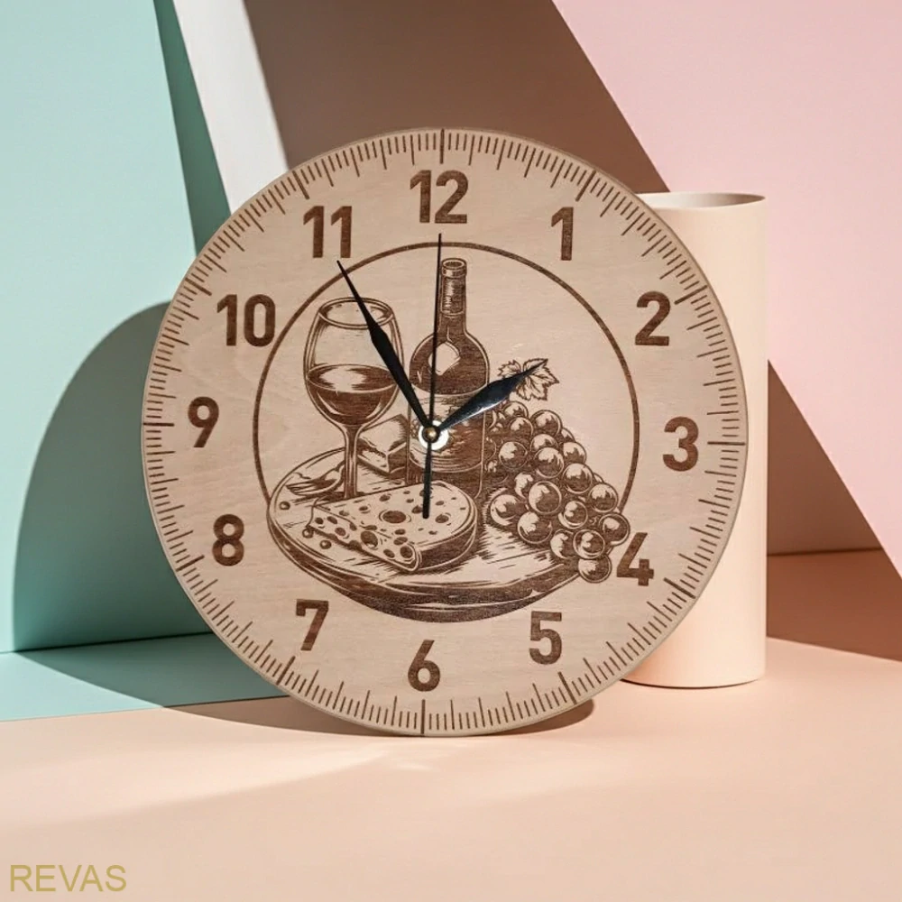 Dřevěné nástěnné hodiny s gravírováním dvou koňských hlav