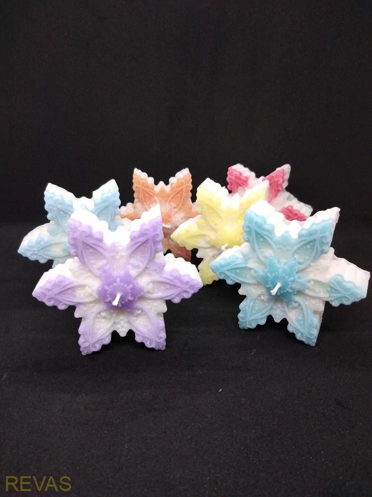 Svíčka sněhová vločka z palmového vosku 8 × 2,5 cm – vánoční dekorace