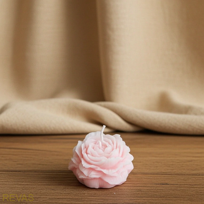 Ručně vyrobená svíčka pivonka z palmového vosku