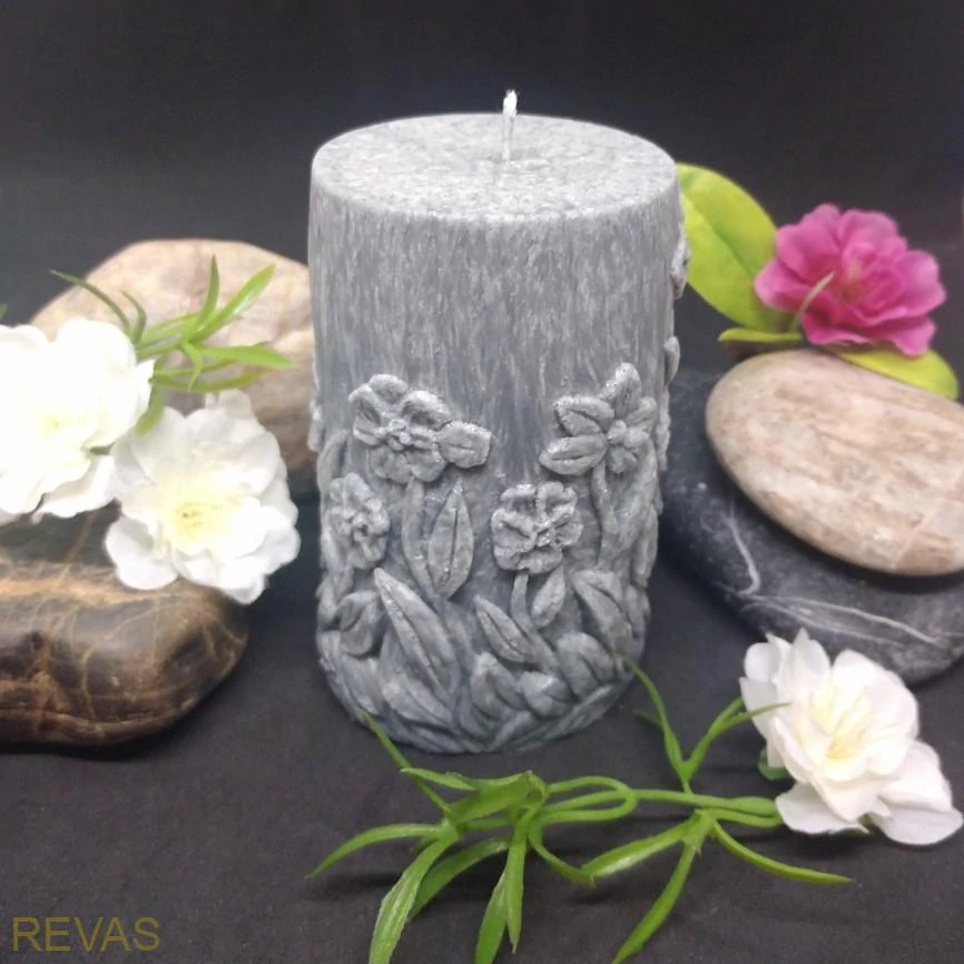 Svíčka válec s reliéfem zajíce na louce