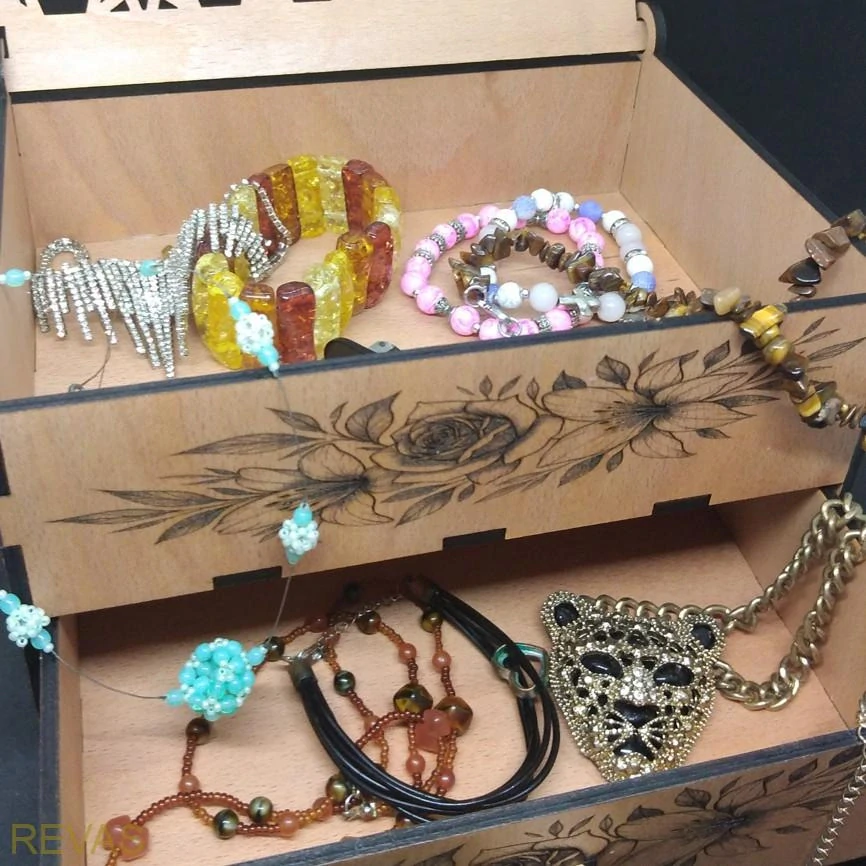 Ručně vyrobená dřevěná šperkovnice z bukové překližky s gravírováním