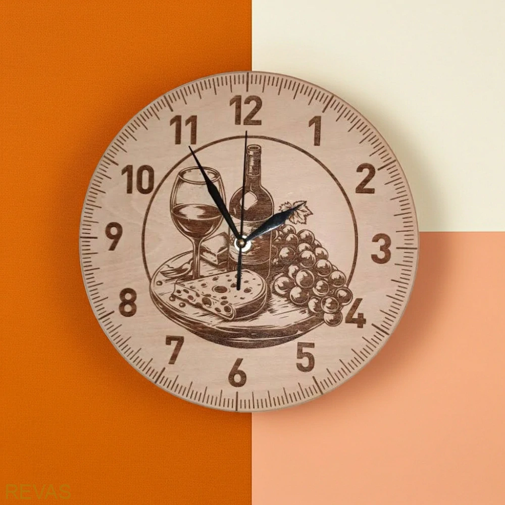 Dřevěné nástěnné hodiny s gravírováním dvou koňských hlav