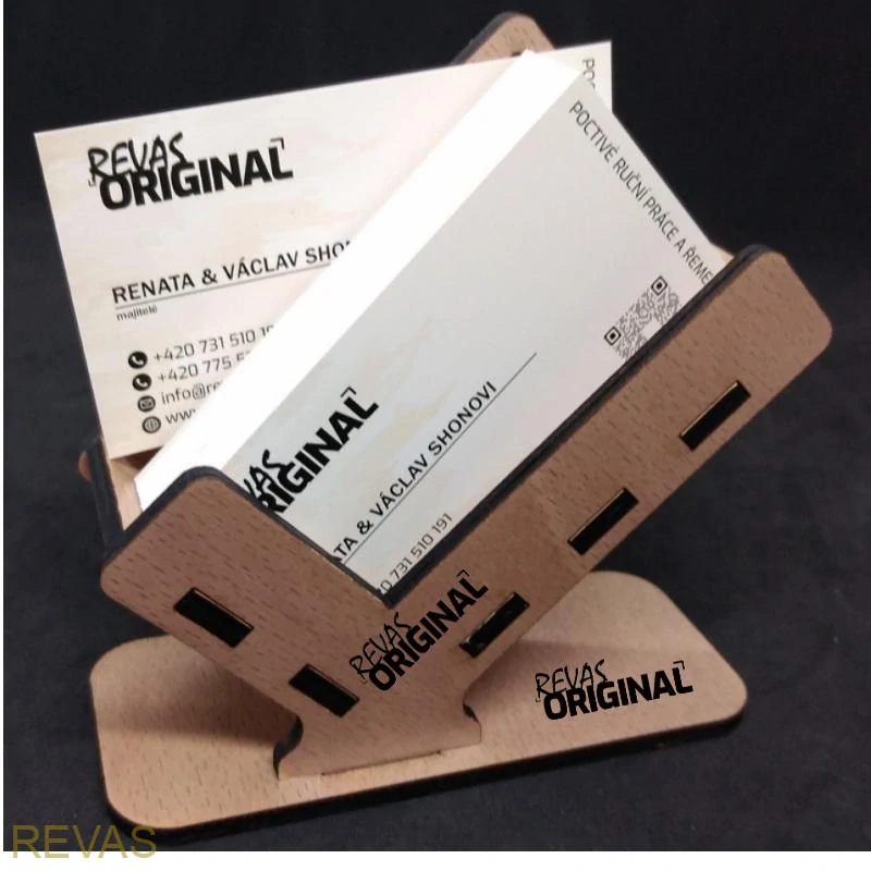 Dřevěný vizitkovník z bukové překližky – gravírovaný stojánek na vizitky