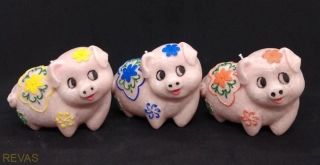 Svíčka veselé prasátko rozměr 6,5 x 8,5 cm