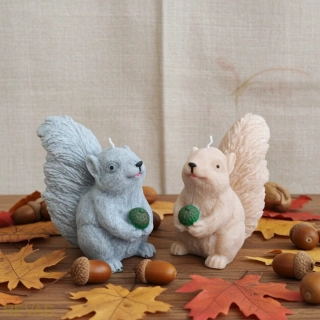 Svíčka veverka z palmového vosku, výška 10 cm