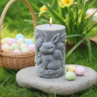 Svíčka válec s reliéfem zajíce na louce