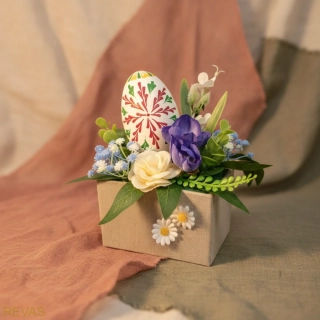 Velikonoční dekorace s ručně malovanou kraslicí z husího vejce