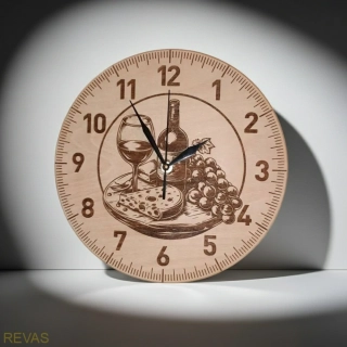 Dřevěné nástěnné hodiny s gravírováním – originální dekorace