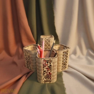 Dřevěný stojánek na tužky s gravírováním – designový organizér z bukové překližky