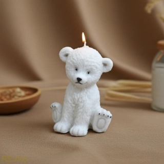 Svíčka MÉĎA sedící, výška 10 cm